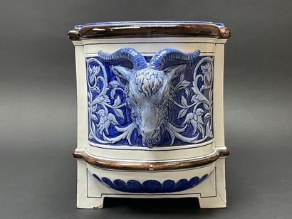 GIEN période 1866-1871
Très importante jardinière...