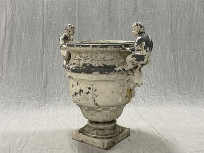 Grand vase aux amours.
Epreuve en fonte,...