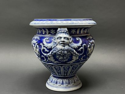 Grand cache pot en grès d'Alsace, 
Style...