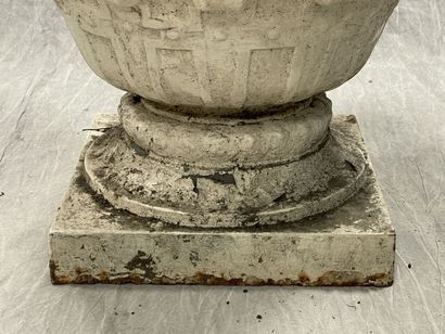 Grand vase aux amours.
Epreuve en fonte,...