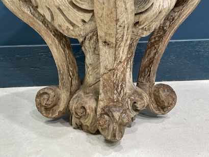 Grand chapiteau en bois sculpté formant support.
XVIII°...
