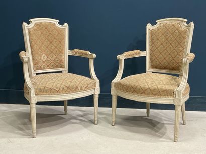 Paire de fauteuils en bois sculpté laqué.
Epoque...