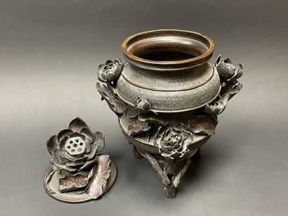 Vase couvert en bronze patiné à décor en...