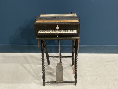 Harmoniflûte XIX° sur son socle en bois tourné....