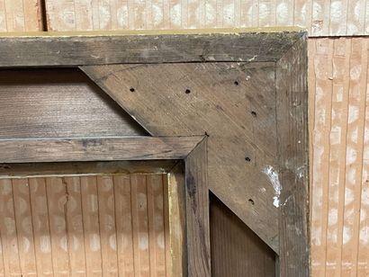 Grand cadre en bois et stuc doré. 
Dim. intérieur:...