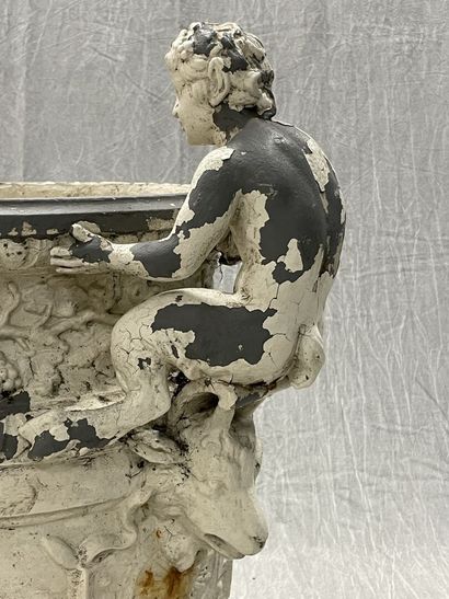 Grand vase aux amours.
Epreuve en fonte,...