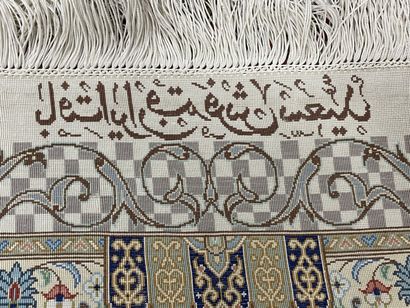 Grand tapis en soie, avec cartouche sur fond...