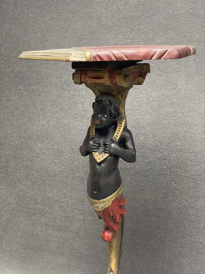 Guéridon en bois sculpté patiné, figurant...