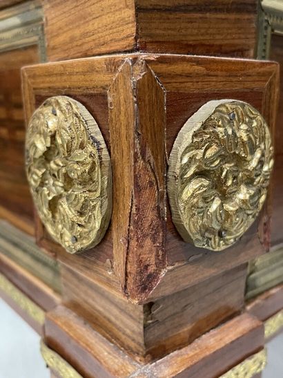 Bureau en placage d'acajou et marqueterie...