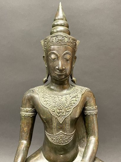 Bouddha au beau visage souriant, les yeux...