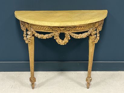Console en bois sculpté et doré, plateau...