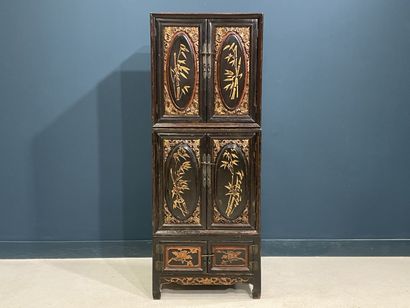 Meuble chinois en trois éléments ouvrant...