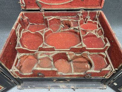 Coffret de voyage XVII°
Bois et ferronneries,...