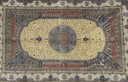 Grand tapis en soie, avec cartouche sur fond...