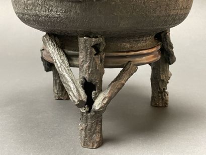 Vase couvert en bronze patiné à décor en...