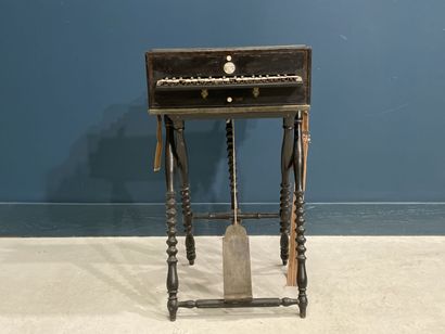 Harmoniflûte XIX° sur son socle en bois tourné....