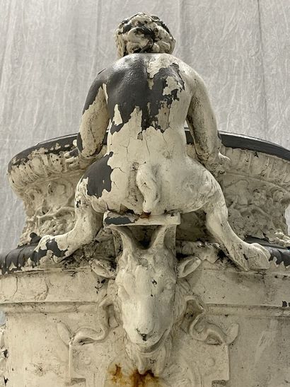 Grand vase aux amours.
Epreuve en fonte,...