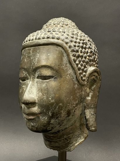 Tête de Bouddha au doux sourire, yeux mi-clos....