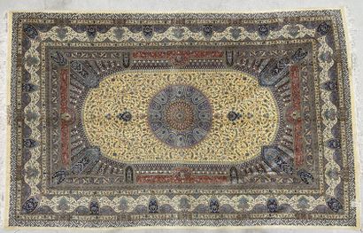 Grand tapis en soie, avec cartouche sur fond...
