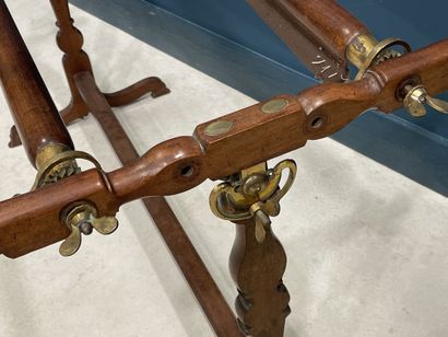 Rare métier à tisser en acajou.
Estampillé...