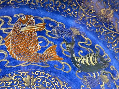 Grand plat à décor de dragons et poissons...