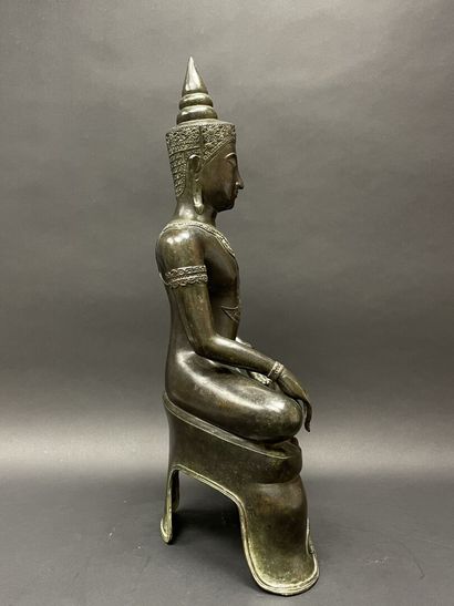 Bouddha au beau visage souriant, les yeux...