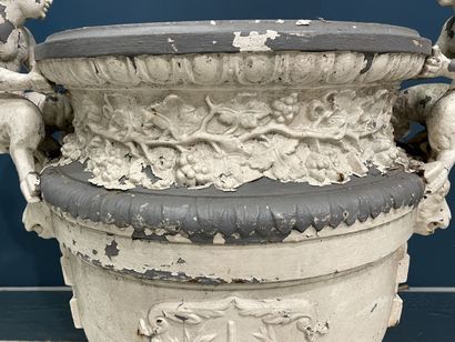 Grand vase aux amours.
Epreuve en fonte,...