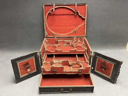 Coffret de voyage XVII°
Bois et ferronneries,...