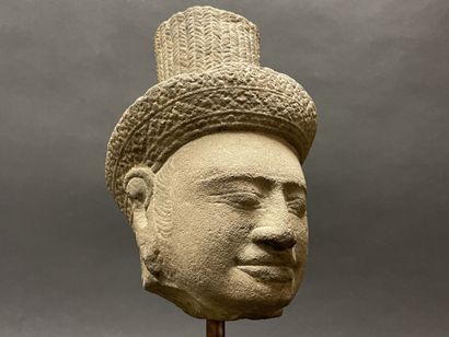 Tête de bouddha.
Vishnou, les yeux mi-clos,...
