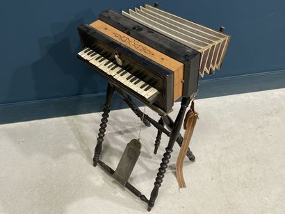 Harmoniflûte XIX° sur son socle en bois tourné....