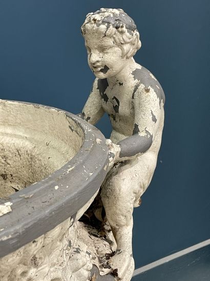 Grand vase aux amours.
Epreuve en fonte,...