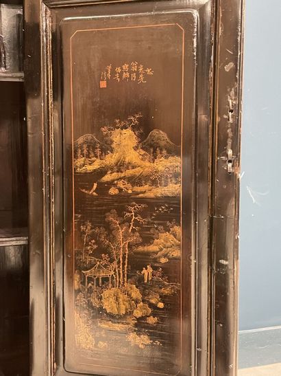 Meuble chinois en trois éléments ouvrant...