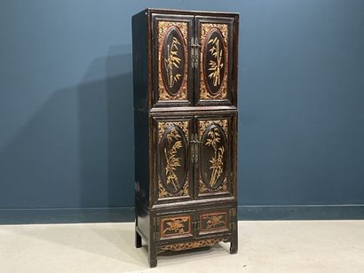 Meuble chinois en trois éléments ouvrant...