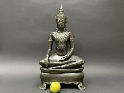 Bouddha au beau visage souriant, les yeux...