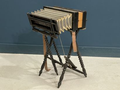 Harmoniflûte XIX° sur son socle en bois tourné....
