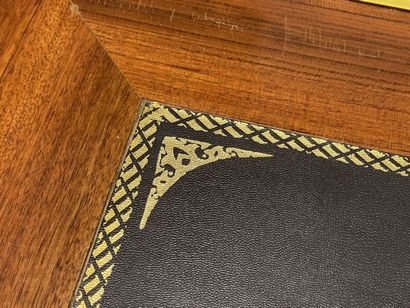 Bureau en placage d'acajou et marqueterie...