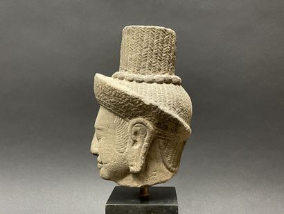 Tête de bouddha.
Vishnou, les yeux mi-clos,...