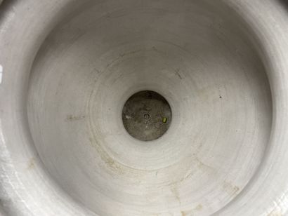 Grand cache pot en grès d'Alsace, 
Style...