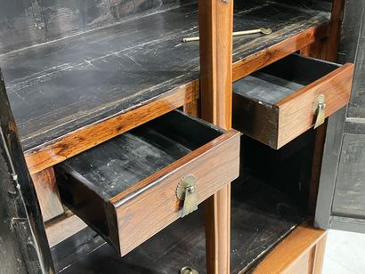 Armoire chinoise ouvrant à deux portes, decouvrant...
