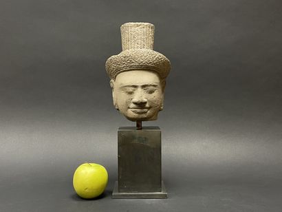 Tête de bouddha.
Vishnou, les yeux mi-clos,...