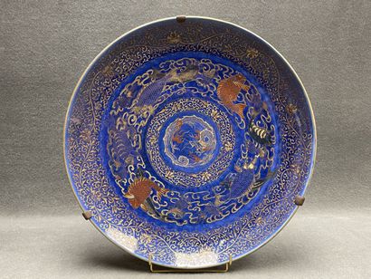 Grand plat à décor de dragons et poissons...