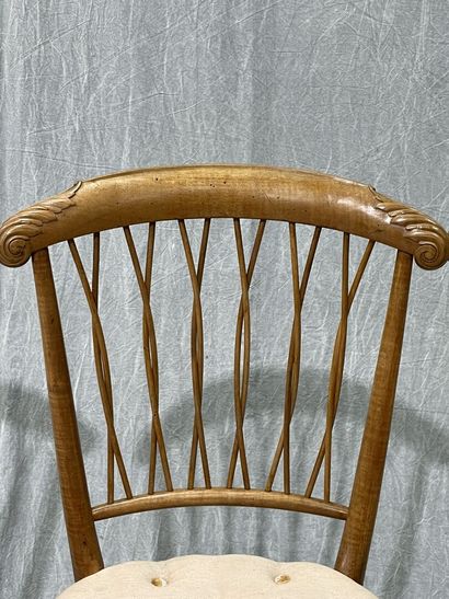Suite de six chaises légères en bois blond,...