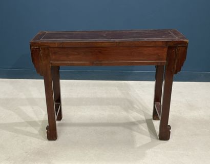 Console en bois exotique ouvrant à cinq tiroirs...