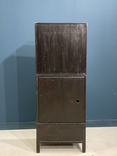 Meuble chinois en trois éléments ouvrant...