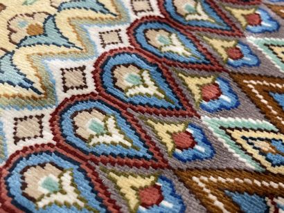 Grand tapis en soie, avec cartouche sur fond...