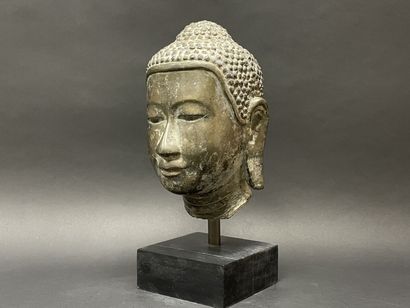 Tête de Bouddha au doux sourire, yeux mi-clos....