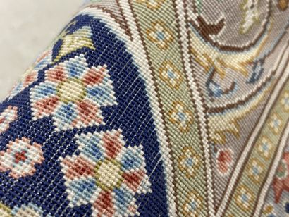 Grand tapis en soie, avec cartouche sur fond...