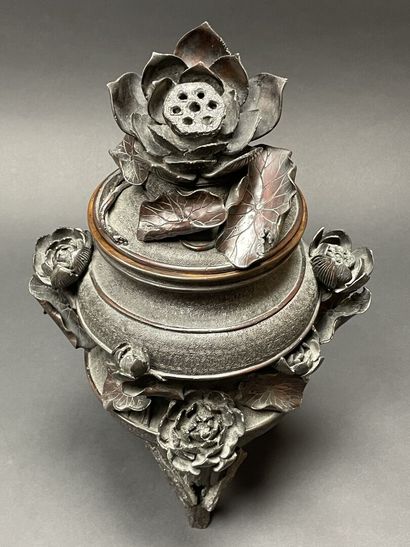 Vase couvert en bronze patiné à décor en...