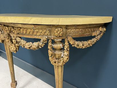 Console en bois sculpté et doré, plateau...
