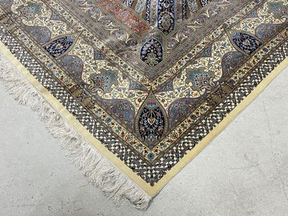 Grand tapis en soie, avec cartouche sur fond...